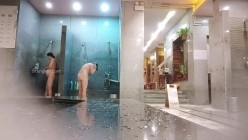 ️洗浴酒店女士区内部真实曝光，入镜的年轻美女太极品了，肤白奶大又挺，还发现一位孕妇宝妈 截图2