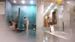 ️洗浴酒店女士区内部真实曝光，入镜的年轻美女太极品了，肤白奶大又挺，还发现一位孕妇宝妈 截图4