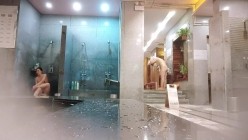 ️洗浴酒店女士区内部真实曝光，入镜的年轻美女太极品了，肤白奶大又挺，还发现一位孕妇宝妈 截图5