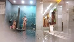 ️洗浴酒店女士区内部真实曝光，入镜的年轻美女太极品了，肤白奶大又挺，还发现一位孕妇宝妈 截图6