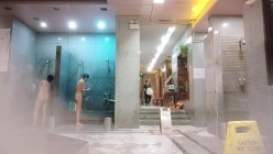 ️洗浴酒店女士区内部真实曝光，入镜的年轻美女太极品了，肤白奶大又挺，还发现一位孕妇宝妈 截图8