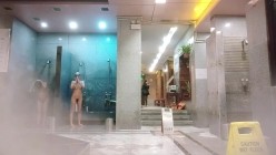 ️洗浴酒店女士区内部真实曝光，入镜的年轻美女太极品了，肤白奶大又挺，还发现一位孕妇宝妈 截图9