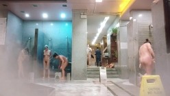 ️洗浴酒店女士区内部真实曝光，入镜的年轻美女太极品了，肤白奶大又挺，还发现一位孕妇宝妈 截图10