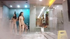 ️洗浴酒店女士区内部真实曝光，入镜的年轻美女太极品了，肤白奶大又挺，还发现一位孕妇宝妈 截图11