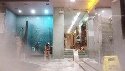 ️洗浴酒店女士区内部真实曝光，入镜的年轻美女太极品了，肤白奶大又挺，还发现一位孕妇宝妈 截图14