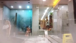️洗浴酒店女士区内部真实曝光，入镜的年轻美女太极品了，肤白奶大又挺，还发现一位孕妇宝妈 截图15