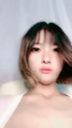 超肥极品粉穴短发美女小姐姐，毛毛浓密一撮毛，M腿掰穴特写揉搓，给炮友口交吸吮，抬起双腿让你看清楚 截图13