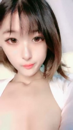 超肥极品粉穴短发美女小姐姐，毛毛浓密一撮毛，M腿掰穴特写揉搓，给炮友口交吸吮，抬起双腿让你看清楚 截图14