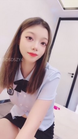️黑丝御姐【白兔】高颜眼镜御姐双飞黑丝制服舌吻口爆足交无套内射 截图10