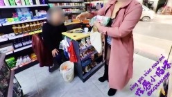 最新全网狂人硬核户外真实勾引骚女【性感小猫咪】，公交车站塞震动蛋自慰，路上车来车往 截图15