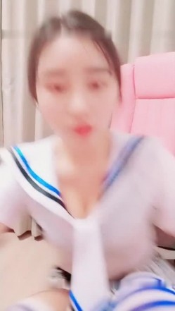 高颜值大奶眼镜妹子道具自慰喷水棉袜椅子上按摩器插入 摩擦高潮喷水呻吟娇喘非常诱人 截图3