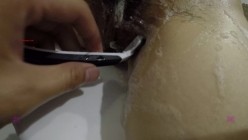 【真实MJ】女神，大长腿旅游美女，酒店开着电视，帮女神洗澡刮阴毛，拿鸡巴蹭女神的樱唇，插进梦寐以求的女神穴！ 截图3