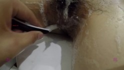 【真实MJ】女神，大长腿旅游美女，酒店开着电视，帮女神洗澡刮阴毛，拿鸡巴蹭女神的樱唇，插进梦寐以求的女神穴！ 截图5