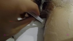 【真实MJ】女神，大长腿旅游美女，酒店开着电视，帮女神洗澡刮阴毛，拿鸡巴蹭女神的樱唇，插进梦寐以求的女神穴！ 截图9