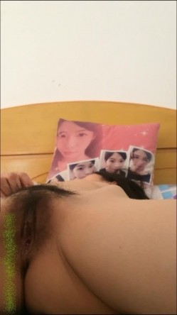 某医学院系花艳照视频外泄清纯外表下隐藏着一颗淫乱的心妹子太自恋了枕头都是自己的美拍 截图3