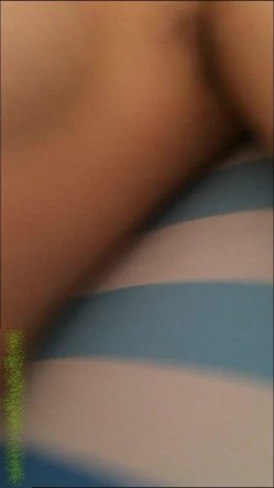 某医学院系花艳照视频外泄清纯外表下隐藏着一颗淫乱的心妹子太自恋了枕头都是自己的美拍 截图9
