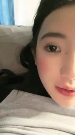 重磅！G奶校花下海~纯到爆炸，【大二学妹】，宿舍脱光，天然白虎馒头穴，小穴超肥，奶子又大又软 截图3