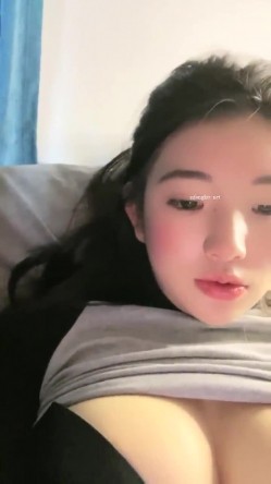 重磅！G奶校花下海~纯到爆炸，【大二学妹】，宿舍脱光，天然白虎馒头穴，小穴超肥，奶子又大又软 截图4