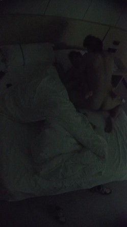 酒店针孔偷拍 ️不穿内的衣甜美可爱美女带上眼镜配合男友啪 截图9
