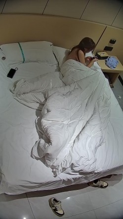 酒店针孔偷拍 ️不穿内的衣甜美可爱美女带上眼镜配合男友啪 截图12