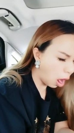 高颜值长发骚货少妇和炮友户外车上口爆 口交深喉 口活很棒 男的受不了就射在嘴里 非常精彩 截图10