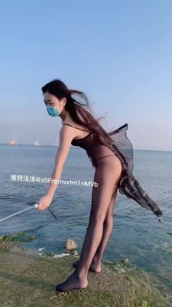 【新奇刺激女神露出】超极品反差女神『浅浅』露出界天花板 带狐狸尾巴极限户外公众场所露出 性感女神极限反差 截图15
