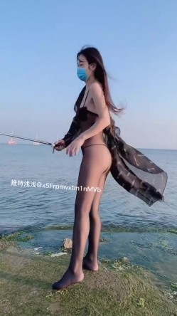 【新奇刺激女神露出】超极品反差女神『浅浅』露出界天花板 带狐狸尾巴极限户外公众场所露出 性感女神极限反差 截图16