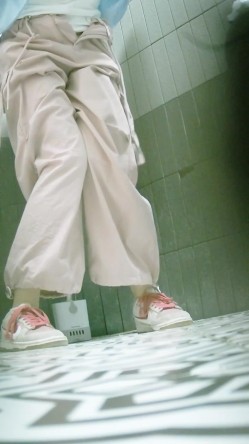 真实偷拍女公厕超多小姐姐方便，脸鲍同框，有美女 截图1