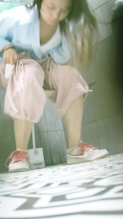 真实偷拍女公厕超多小姐姐方便，脸鲍同框，有美女 截图2