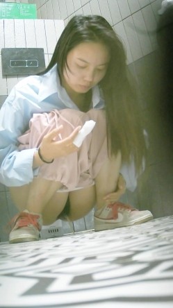 真实偷拍女公厕超多小姐姐方便，脸鲍同框，有美女 截图3