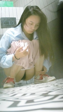真实偷拍女公厕超多小姐姐方便，脸鲍同框，有美女 截图4