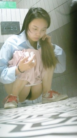 真实偷拍女公厕超多小姐姐方便，脸鲍同框，有美女 截图5
