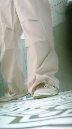 真实偷拍女公厕超多小姐姐方便，脸鲍同框，有美女 截图6