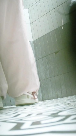 真实偷拍女公厕超多小姐姐方便，脸鲍同框，有美女 截图8