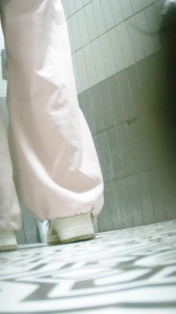 真实偷拍女公厕超多小姐姐方便，脸鲍同框，有美女 截图9