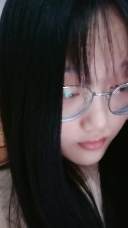 可爱眼镜学妹酱酱仔全程露脸洗澡诱惑，尿尿给狼友看好骚，揉骚奶子自慰逼逼，奶子比心好有爱，精彩不要错过 截图1