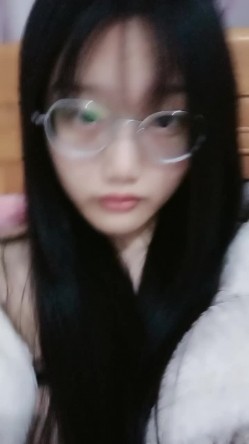 可爱眼镜学妹酱酱仔全程露脸洗澡诱惑，尿尿给狼友看好骚，揉骚奶子自慰逼逼，奶子比心好有爱，精彩不要错过 截图2