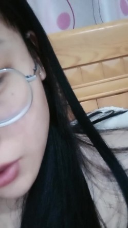 可爱眼镜学妹酱酱仔全程露脸洗澡诱惑，尿尿给狼友看好骚，揉骚奶子自慰逼逼，奶子比心好有爱，精彩不要错过 截图3