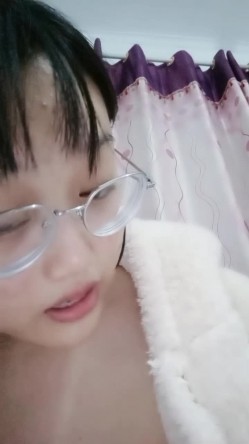 可爱眼镜学妹酱酱仔全程露脸洗澡诱惑，尿尿给狼友看好骚，揉骚奶子自慰逼逼，奶子比心好有爱，精彩不要错过 截图9