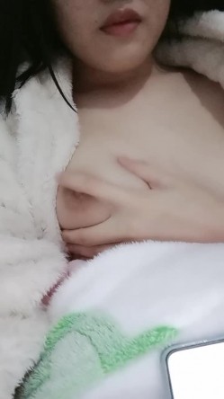 可爱眼镜学妹酱酱仔全程露脸洗澡诱惑，尿尿给狼友看好骚，揉骚奶子自慰逼逼，奶子比心好有爱，精彩不要错过 截图11