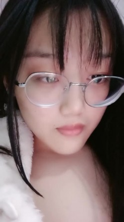 可爱眼镜学妹酱酱仔全程露脸洗澡诱惑，尿尿给狼友看好骚，揉骚奶子自慰逼逼，奶子比心好有爱，精彩不要错过 截图13