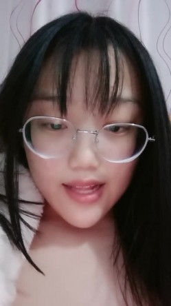 可爱眼镜学妹酱酱仔全程露脸洗澡诱惑，尿尿给狼友看好骚，揉骚奶子自慰逼逼，奶子比心好有爱，精彩不要错过 截图15