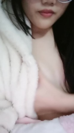 可爱眼镜学妹酱酱仔全程露脸洗澡诱惑，尿尿给狼友看好骚，揉骚奶子自慰逼逼，奶子比心好有爱，精彩不要错过 截图16
