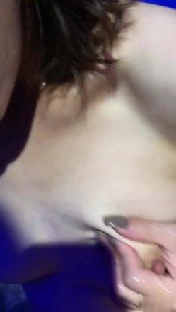 熟女控~阿姨发骚淫语不断，‘用力点嘛，我快受不了啦，骚逼好痒，好想跟你在一起，我就喜欢被你艹，你知道吗’，听得我都受不了哦！ 截图7