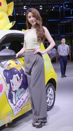 车展短裙长腿性感特写 截图1