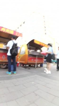 北京地铁商圈CD系列2，掀裙被小姐姐发现差点被打手，大神不怕还继续拍 截图1