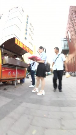北京地铁商圈CD系列2，掀裙被小姐姐发现差点被打手，大神不怕还继续拍 截图2