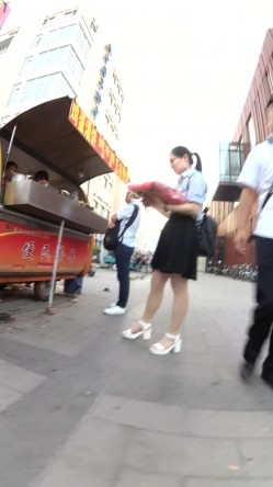 北京地铁商圈CD系列2，掀裙被小姐姐发现差点被打手，大神不怕还继续拍 截图3