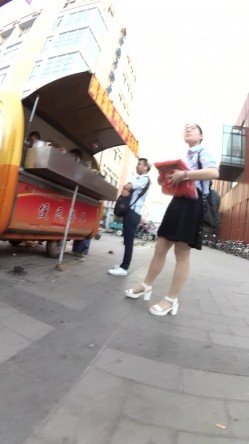 北京地铁商圈CD系列2，掀裙被小姐姐发现差点被打手，大神不怕还继续拍 截图4