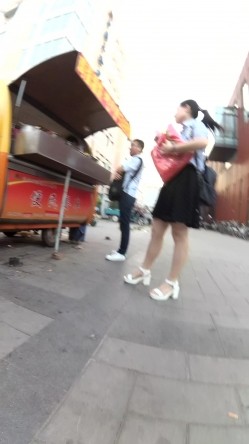 北京地铁商圈CD系列2，掀裙被小姐姐发现差点被打手，大神不怕还继续拍 截图5